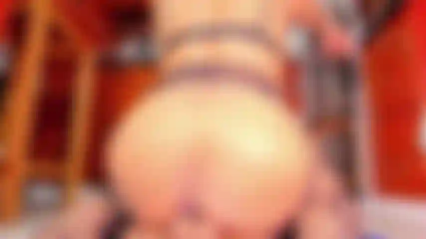 Profite de mon ornement dans mon cul tout en baisant mon gode.