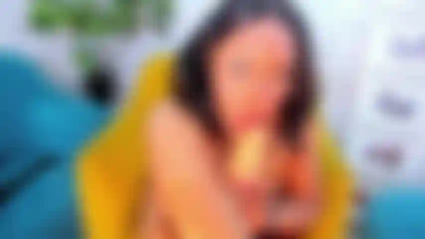 Fellation gros jouet et joue à la chatte !!!