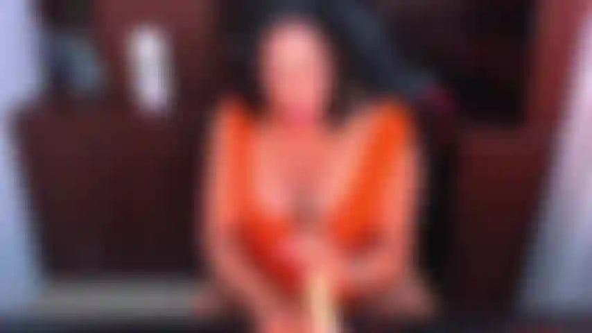 Me masturbant avec un gode sensuel.