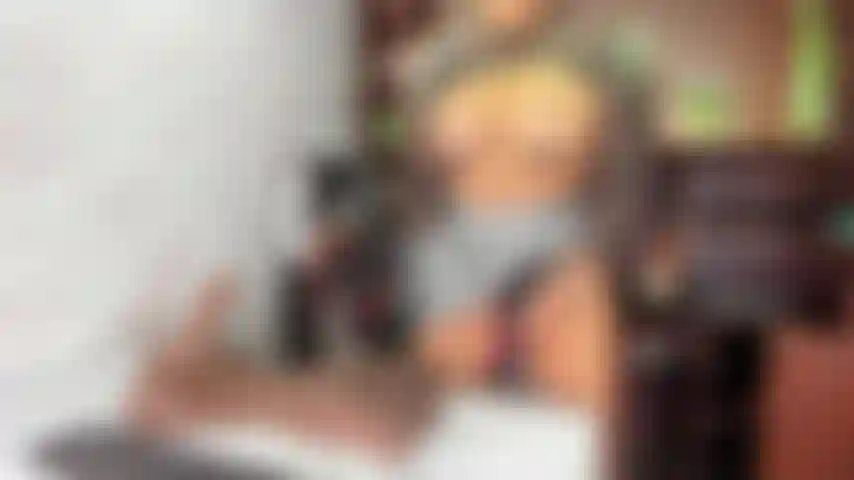 La secrétaire a installé son domi au bureau sans l'écouter.