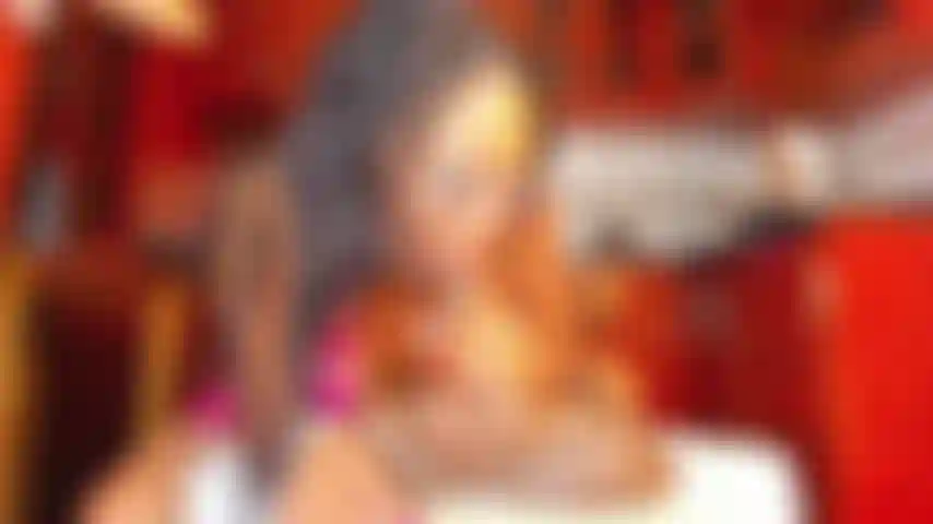 Une gorge profonde sur mon torse dans la cuisine.