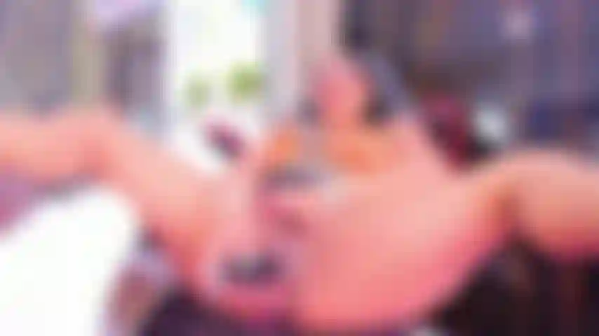 Comme la domi est riche, ses vibrations sont délicieuses à l'intérieur de ma chatte.