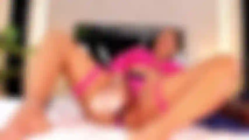 Une brune chaude se baise avec son gros gode dans ma chambre !!!