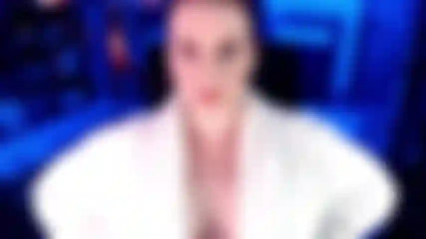 Accro aux camgirls findom - il a commencé par traîner seulement avec des camgirls douces et sympathiques, mais ensuite il a compris que comme ils ne l'aimaient que pour l'argent qu'il dépensait pour lui de toute façon, il valait mieux traîner avec des camgirls findommes comme moi.