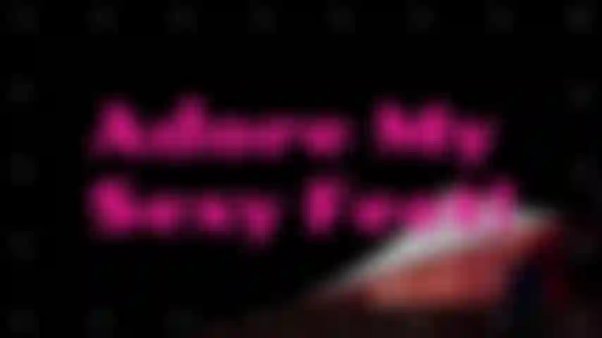 J'adore mes pieds sexy - ce clip est une belle combinaison d'adoration des pieds et de masturbation mutuelle. Juste moi et mes ongles argentés brillants tout en ne portant rien d'autre qu'un tee-shirt travaillant leur magie sur vous, footboys. Les embrasserais-tu pour moi ?