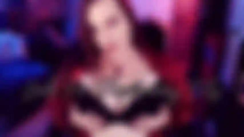 "Branle-toi pour les seins de ta belle-maman" - nous voilà avec ce genre de joi sensuel, réservé aux amateurs de femmes mûres. Chemisier en satin rouge, soutien-gorge en dentelle noire avec de gros seins sortis pour notre plaisir. Le taquinage des petits tétons roses associé à ma voix guidant tes coups devrait vraiment faire mouche.
