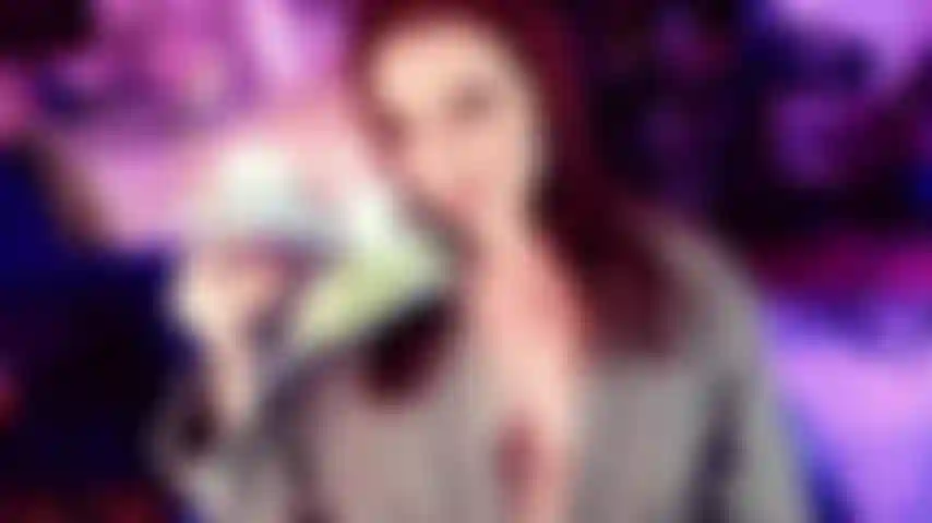 Aidez-moi à choisir des culottes en satin - oui, les garçons aux culottes en satin, voici votre chance de voir *un* des gros sacs de culottes en satin que j'ai pour jouer. J'en passe quelques paires avant de décider de porter des bikinis à cordes pastel bleu et vert.