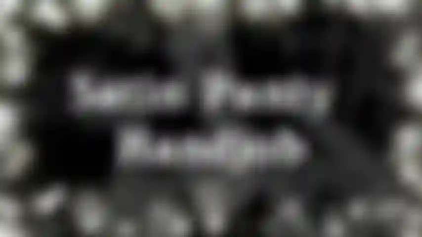 Branlette en culotte en satin - vous savez quelle est une combinaison géniale ? Fourrure, dentelle et satin. Comme une culotte en bikini string en satin. Que diriez-vous de les modéliser pour vous avant de faire quelque chose de mieux. Tu sais quoi de mieux ? C'est vrai, une branlette en culotte en satin !