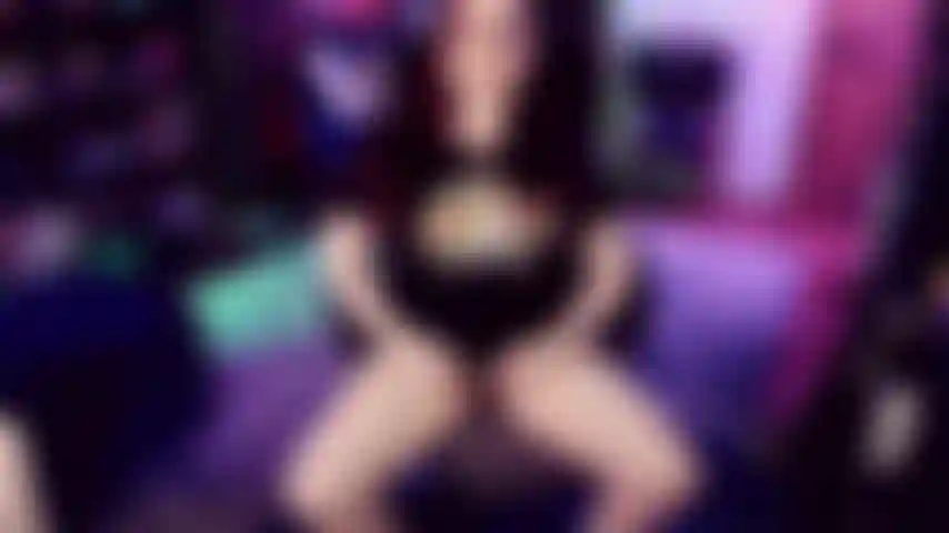 Adore les poils pubiens - oui, elle a vraiment tout développé, n'est-ce pas. Célébrons cela. Un buisson poilu très fourni et bien développé qui ressort sous mon t-shirt lors de cette séance d'adoration.