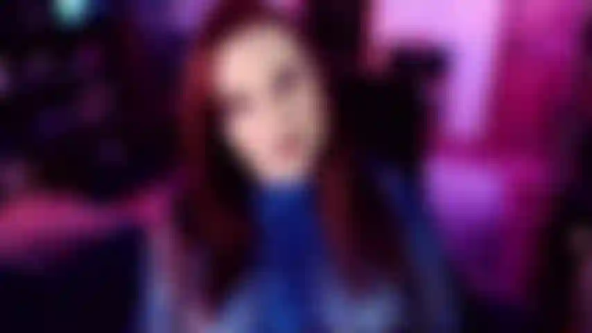 Pov ne chatouille pas, tu ne pensais pas vraiment que tu allais quitter cette pièce, n'est-ce pas ? Non, tu ne l'es pas. Il n'y a aucun moyen d'échapper à ces chatouilles agressives que je m'apprête à vous donner. Je commence haut et je descends bas. Tu n'es pas assez forte pour t'éloigner de moi.