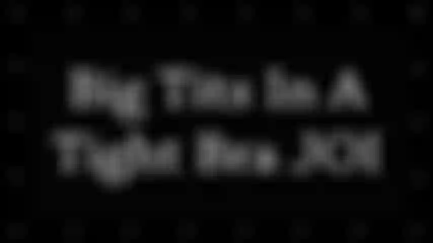 Gros seins dans un soutien-gorge moulant joi - spoiler : les seins ne restent pas tout le temps dans le soutien-gorge. Ce soutien-gorge est juste un peu trop serré. Trop petite. Branlez-le comme je branle ce gode jouet réaliste.