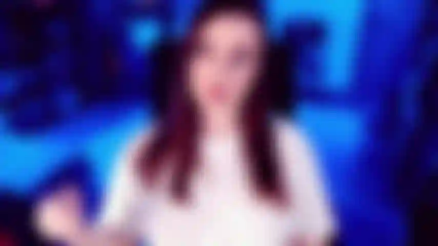 Je suis gay. En jouant avec l'un de mes gooners les plus expérimentés, on entre vite dans le vif du sujet. Je passe d'un t-shirt blanc à un soutien-gorge rouge sexy. Mon décolleté rebondi renforce l'idée que je suis sa porte d'entrée vers l'homosexualité.