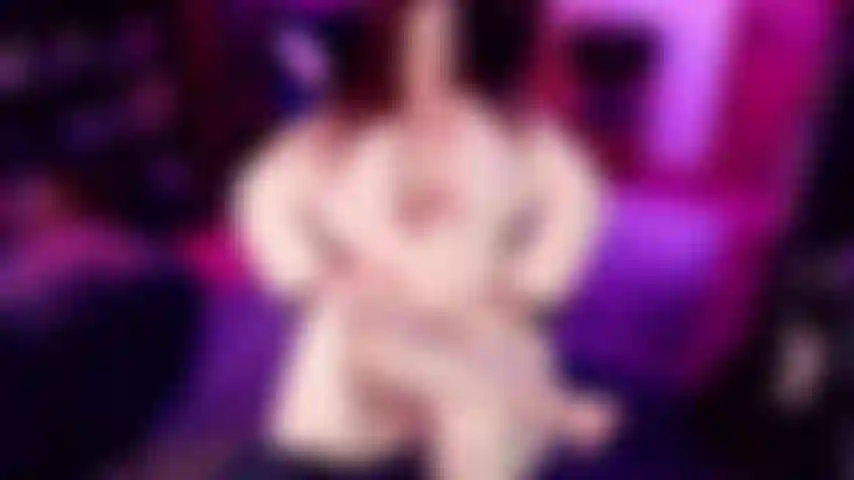 Je prends soin de mes pieds - je montre mes ongles rose vif alors qu'ils sont écartés par mes jolis espaceurs d'orteils. Je me sens si bien lorsque j'essaie de les pointer et de les remuer avant d'ouvrir une bouteille d'huile hydratante puissante pour vraiment faire briller mes semelles.