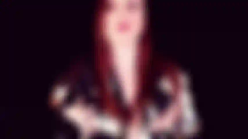 Blottissez-vous contre ces courbes et jouissez avec moi. Préférez-vous votre douceur ambrée et sensuelle avec une fin orgasmique agréable ? Ces archives sont définitivement pour vous. La longue robe en satin épouse mes courbes de toutes les manières possibles.