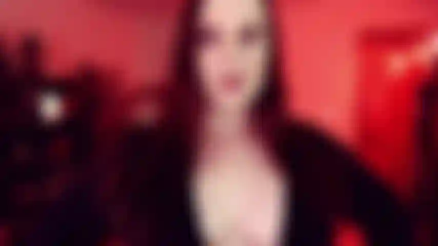 Joi pour les culottes - vous êtes-vous déjà branlé avec une culotte sur la tête ? La petite entrejambe de préférence sale jusqu'au nez pressée si bien et serrée. Peut-être avec une culotte tout aussi sexy que cette culotte en satin ?