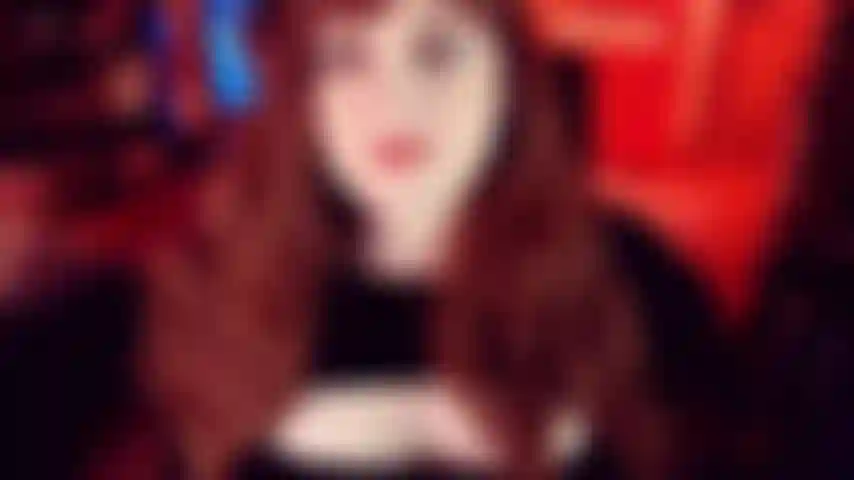 Cheap whore vibes - une veste en fourrure douce et sexy qui dégage des vibrations de pute bon marché est exactement ce dont nous avons besoin pour un fantasme de pipe aux seins. Regarde-moi droit dans les yeux pendant que je suce cette bite. Tout mon joli rouge à lèvres ne sera certainement pas gaspillé.