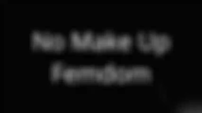 Pas de maquillage femdom - je n'ai pas besoin de me maquiller pour posséder ton cul. Pas du tout. En fait, je suis heureuse de le faire quand j'ai un visage naturel. Vêtue d'un peignoir blanc uni, sans rien en dessous. Mais tu ne verras rien de tout ça...