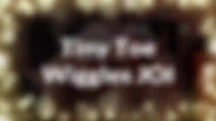 Le petit orteil remue joi - parfois, vous avez juste besoin de quelques petits orteils pour vous branler aussi. Si simple. Si douce. Tu peux imaginer qu'ils se tortillent devant ton visage. Vernis nude pailleté. Profitez-en !