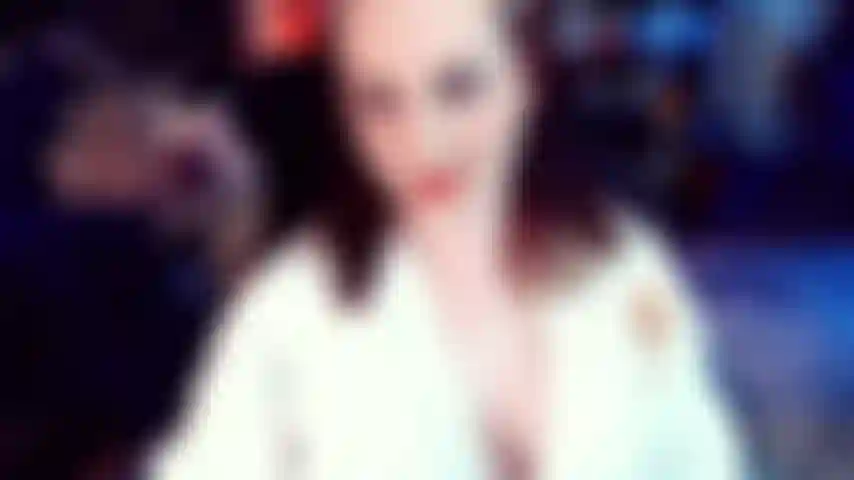 La déesse aime et punit - une femdom sensuelle à son meilleur. Ta déesse te donne la permission de me caresser parce que tu as été un si bon garçon. Parce que tu n'es pas toujours parfaite pour ta déesse. Parfois il faut un peu de discipline.