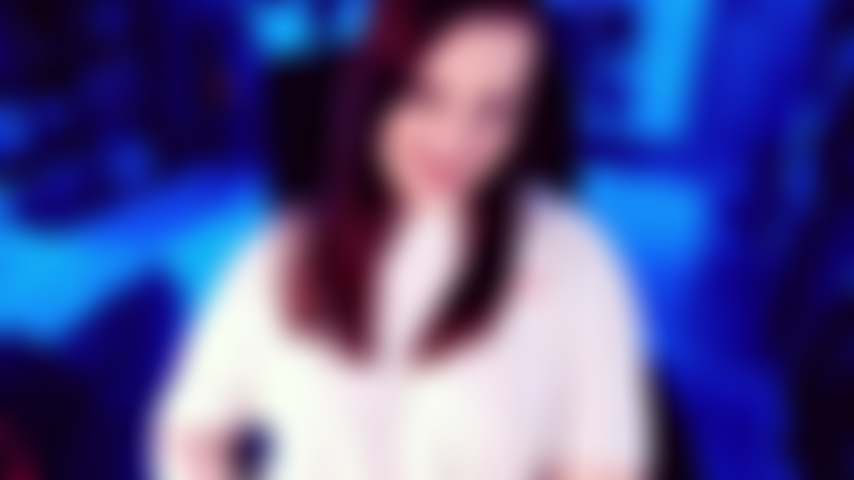 Je recherche des pieds de milf parfaits. Regardez-moi enlever mes pantoufles et mes chaussettes odorantes pour mieux vous taquiner avec mes pieds de milf parfaits. Je remue, je fléchis et j'écarte mes orteils pour vous tout en vous offrant une masturbation sensuelle des pieds.