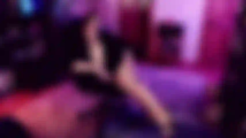 Jerk pour une milf épaisse en collants - ce n'est pas tous les jours que j'enfile une paire de haute qualité pour me taquiner mais aujourd'hui c'est ton jour de chance. Je croise et décroise mes jambes avec flirt, exhibant mes cuisses épaisses et mes talons hauts.