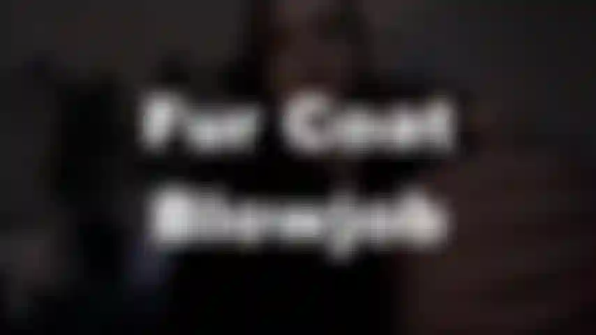 Pipe en fourrure - tu veux me caresser pendant que je caresse et suce ta bite dure? Rien sous la fourrure mais un collier de perles. Mamelons perky roses en érection. Est-ce que ça rend ta bite plus dure ?