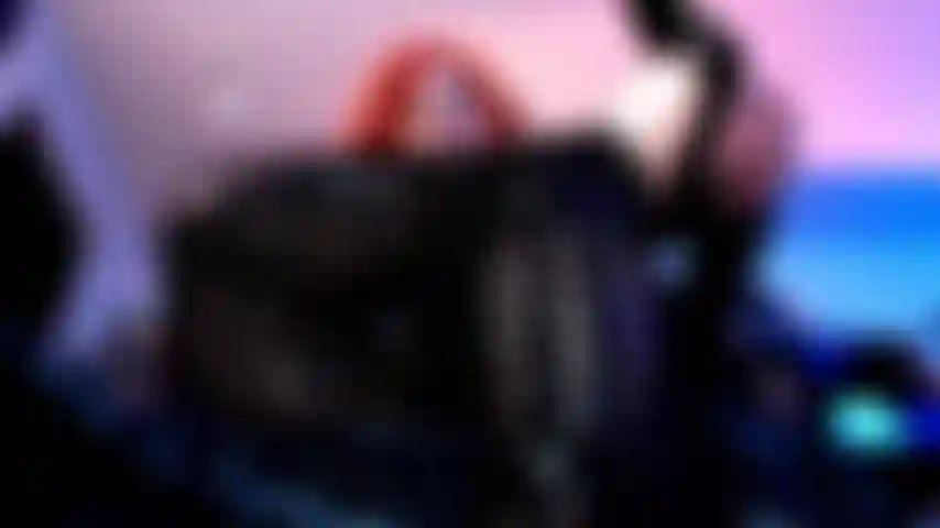 Première perdante des pieds - pourquoi jouis-tu toujours si vite pour mes pieds ? Je sais que je devrais être flattée mais c'est en fait plutôt frustrant. Et si je veux que tu dures juste un peu plus longtemps ? Tu n'as pas encore le droit de commencer à me branler.