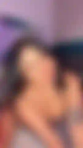 Latina sexy, flirteuse, lèvres parfaites.