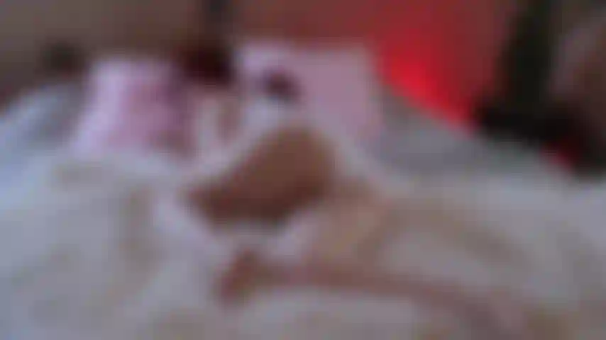 Une combinaison blanche taquine les seins du trou du cul, une pipe bâclée et un creampie en levrette.