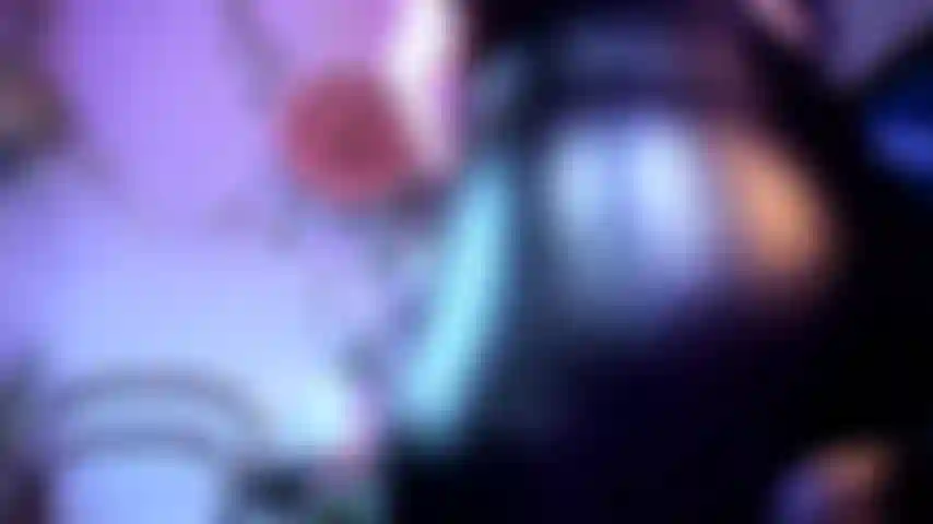 Une culotte en nylon pleine de dos en cuir.