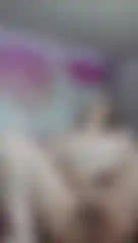 Je suis tellement excitée et je prends un moment pour jouer en regardant xxx.