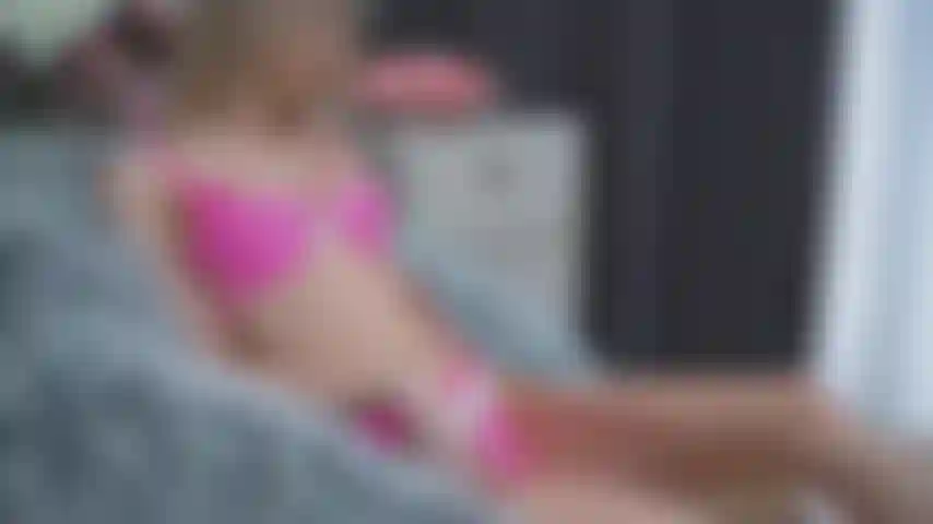 Je te taquine lentement.