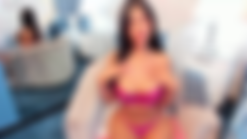 Je suis excitée sur le canapé et je jouis fort avec mon jouet.