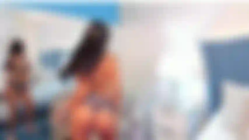 Ma chatte est tellement humide pendant que ta bite est au fond de ma gorge et ma chatte palpite pour jouir.