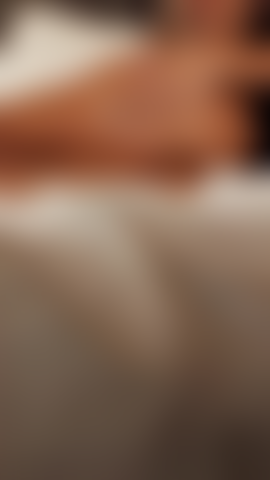Une milf excitée baise sa chatte serrée et touche ses seins sur ton visage.