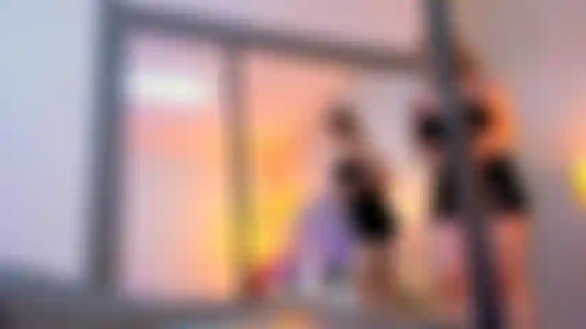 Je te chevauche dans le canapé.