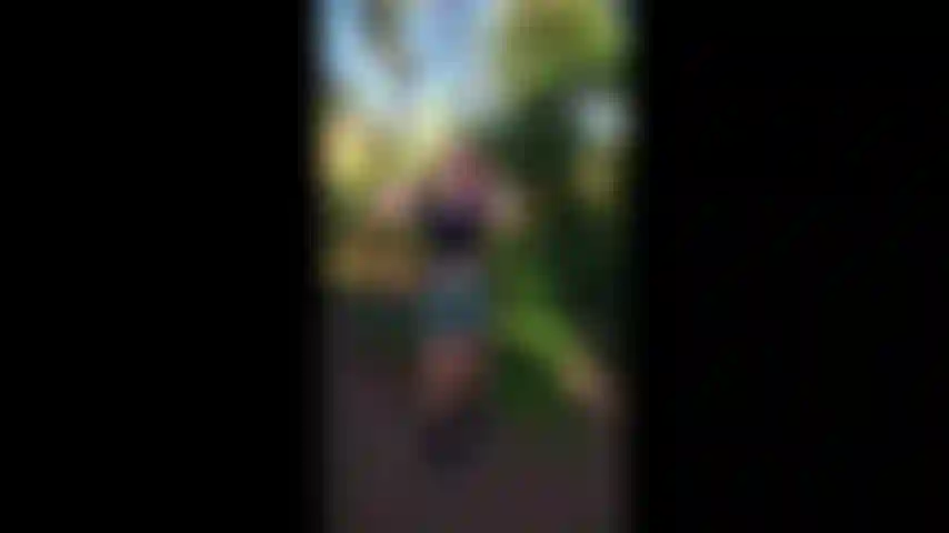 Randonnée en groupe - je suce mon demi-frère pendant que nous sommes en randonnée en groupe dans les bois, je trouve l'occasion de m'éclipser avec mon demi-frère. Nous ne sommes pas seuls très longtemps, mais assez longtemps pour que je relève mes cheveux, me mette à genoux et lui fasse une fellation, le suçant jusqu'à ce qu'il jouisse dans ma bouche.