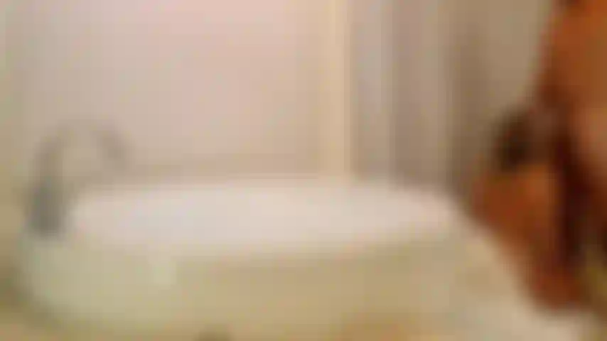 Sexe au bord du jacuzzi & creampie, marques de bronzage.