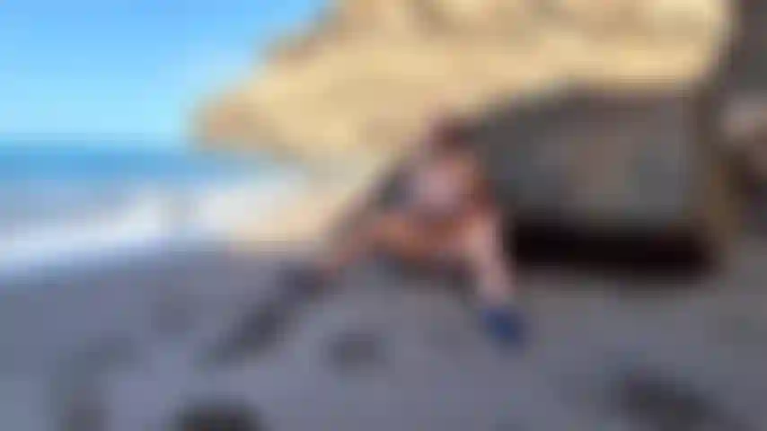 Jeu risqué avec la chatte sur une plage publique.