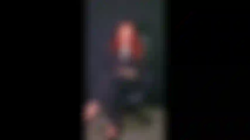 Il s'avère que je ne suis pas éligible à une prime de noël cette année... Mais, vous êtes mon patron ? Sûrement, il y a quelque chose que je peux faire pour vous aider à faire pencher votre décision... Peut-être, jouer avec ce gode bbc de 9 pouces ?