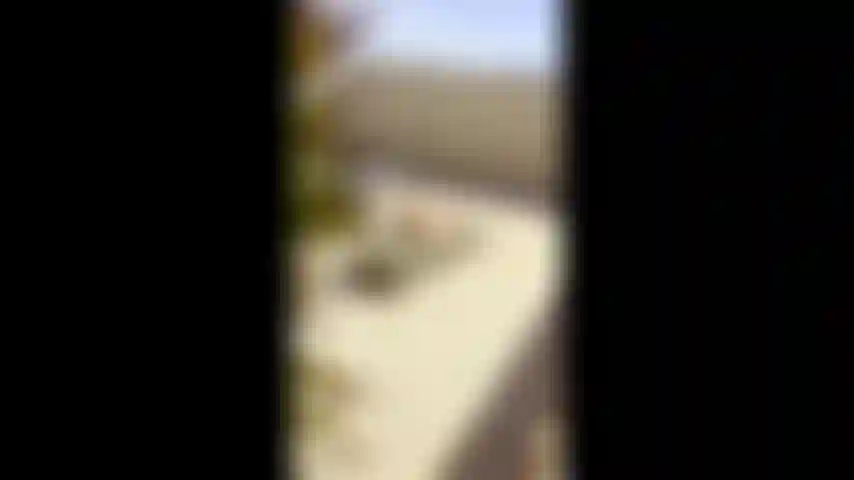 Pov : tu habites à côté d'une femme sexy qui adore s'exhiber. En cette occasion, tu as de la chance et tu la regardes faire un spectacle pour ton plaisir dehors, en profitant du soleil.
