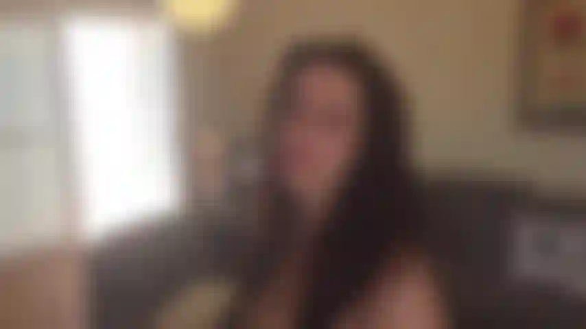 Un inconnu m'éjacule sur le visage - pipe au bord de la piscine pov : je chattais avec quelqu'un, et j'avais hâte de voir sa grosse bite bien veinée en vrai... J'adore tellement la sucer, je m'étouffe dessus & je lui frappe la queue sur tout mon visage jusqu'à ce qu'il m'éjacule dessus !