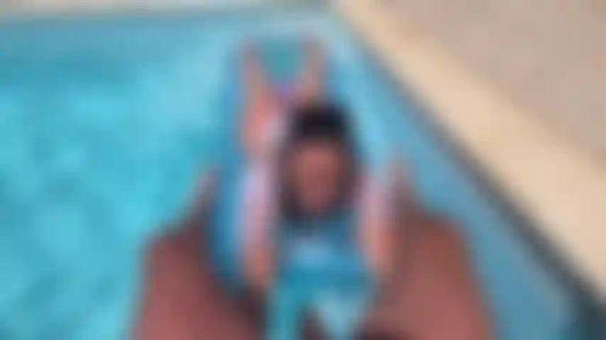 Pov : tu es assis au bord de la piscine, de plus en plus excité à chaque minute.. Je te taquine sur un matelas gonflable, et tu meurs d'envie de mettre ta bite dans ma bouche, alors c'est ce qu'on fait. Moi, allongée sur le matelas, suçant ta queue, te faisant bander.
