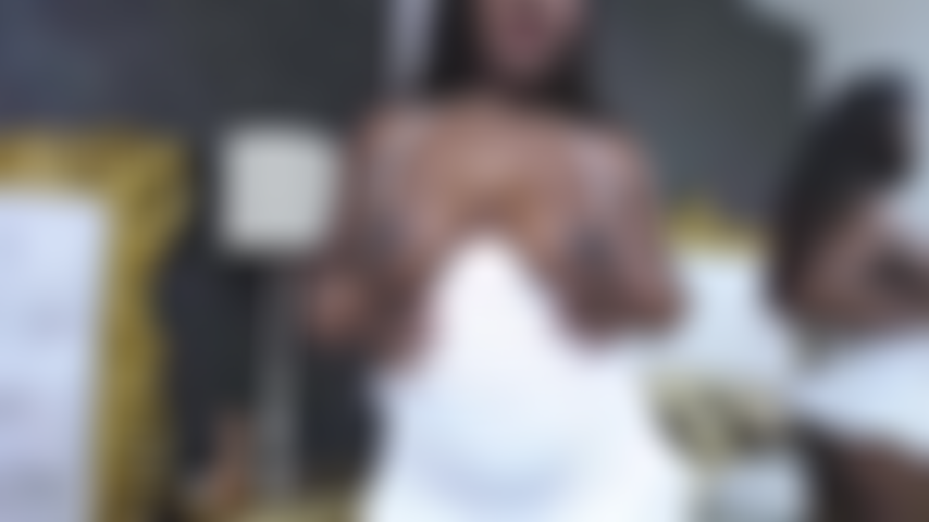 Une fille chocolatée sexy jouant avec son corps.