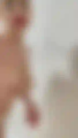 Rejoignez-moi sous la douche pendant que je me touche et doigte ma chatte serrée.