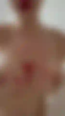 J'étais sous la douche, je me touchais et j'étais tellement excitée que je t'imaginais me plaquer contre le carrelage et me baiser fort.