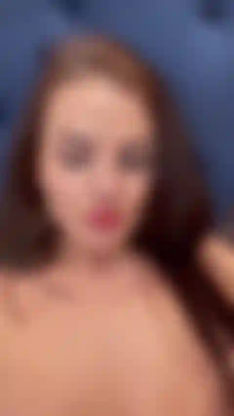 Vue rapprochée de moi jouant avec ma chatte serrée.