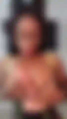 Je joue avec mes seins huilés.
