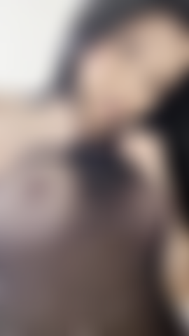 Montrant des seins.