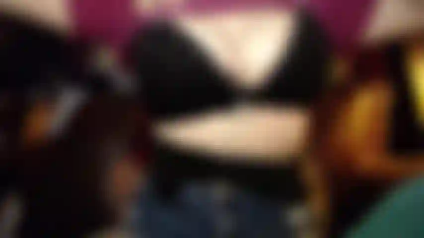 Hard qui rebondit en soutien-gorge de sport (visage aussi).
